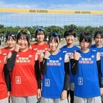 ４人制ビーチバレーの全国大会で連覇を目指す「ＳＳＢＶＣ」の選手たち＝高砂海浜公園