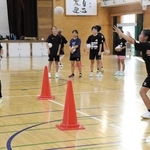 先行３種目のハンドボールで地域クラブ「ヴァルティクス　ヒラオカ」を指導する西野純平さん（左）＝加古川市平岡町新在家