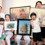 それぞれの作品を手にする花房さん一家＝稲美町国安