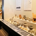 地元で守られてきた西条古墳群の資料を展示する企画展＝加古川市平岡町新在家