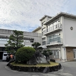 築年数が６０年以上となる米田小学校の校舎＝高砂市米田町米田