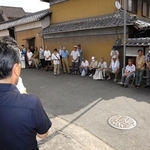 候補者の訴えに耳を傾ける支援者ら＝高砂市内