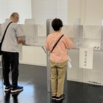 高砂市議選の期日前投票で投票用紙に記入する有権者ら＝高砂市役所