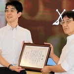 感謝状を受け取る多木化学の多木勝彦社長（左）＝加古川市別府町新野辺