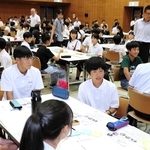 誰もが行きたくなる学校づくりについて意見を交わす児童生徒＝加古川市加古川町北在家