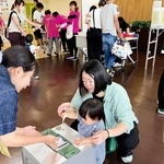 実際の選挙で使われる投票箱に模擬投票する親子連れ＝高砂市高砂町松波町