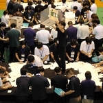 開票作業に当たる市職員ら＝高砂市総合体育館