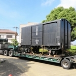 トレーラーで運ばれる旧別府鉄道の貨車＝播磨町大中１