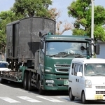 トレーラーで運ばれる旧別府鉄道の貨車＝加古川市平岡町山之上