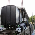 仮設レールに下ろされる旧別府鉄道の貨車＝播磨町大中１