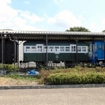 展示施設に並ぶ旧別府鉄道の（右から）機関車、客車、貨車＝播磨町大中１