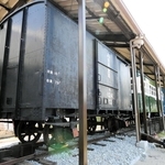 展示施設に収められた貨車。奥には客車、機関車が見える＝播磨町大中１