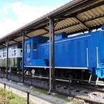 展示施設に並ぶ旧別府鉄道の（右から）機関車、客車、貨車＝播磨町大中１
