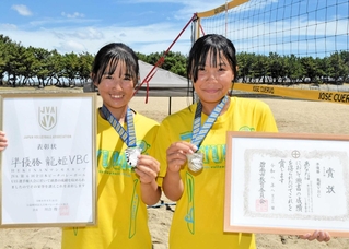 ２人制ビーチバレーの全国大会で準優勝を果たした「龍姫ＶＢＣ」の宮部紗奈さん（右）と岡本姫花さん＝高砂海浜公園