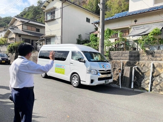 試験運行が始まった牛谷ルートを走る「じょうとんバスミニ」の車両＝高砂市北浜町牛谷（同市提供）