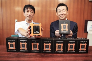 送風機を贈った宮本組の川本真司さん（右）と藤川弘起校長＝東播工業高校