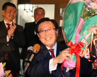 ２０２３年の県議選で８選を決め、笑顔を見せる山本敏信氏＝高砂市美保里