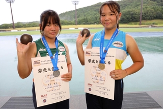 １位の植原渚さん（右）と２位の永井愛花さん＝ＳＨＯＷＡグループ陸上競技場