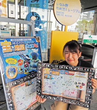 「ため池ＧＯ！」を活用したスタンプラリーをＰＲする東播磨県民局職員＝県加古川総合庁舎