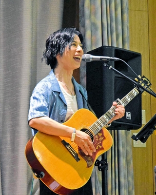 被災地を１００回以上訪問し、音楽を通じて交流を続ける石田裕之さん＝兵庫大