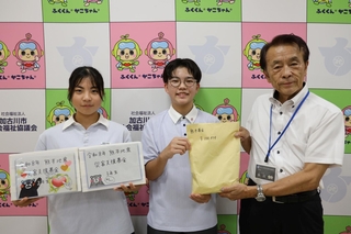 陵南中生徒会が集めた義援金を加古川市社会福祉協議会に手渡した＝同市社会福祉協議会