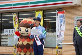 交通安全への思いを語る高砂署一日署長の小林祐梨子さん＝高砂市阿弥陀町阿弥陀