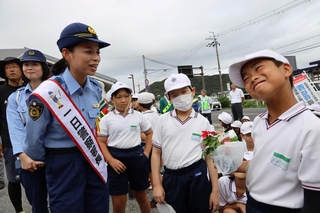 児童と歓談する高砂署一日署長の小林祐梨子さん＝高砂市阿弥陀町阿弥陀