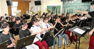 障害のある子どもに向けたコンサートを開く加古川東高校吹奏楽部＝加古川市加古川町粟津