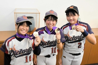 兵庫ヴィクトリアの全国制覇に貢献した（左から）角本亜也菜さん、梶本幸月己さん、釜田理世さん＝高砂市役所