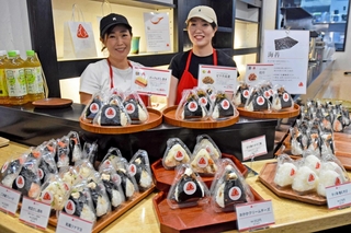 「むすめのおむすび」の開店にこぎ着けた高橋真知子さん（左）と松岡沙奈さん＝加古川市加古川町溝之口