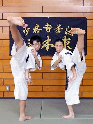 日本一に輝いた松本宗士さん（左）と５位に入った若林咲希さん＝稲美町加古、稲美北中