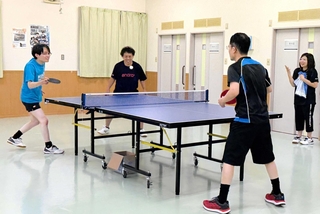 日の出医療福祉グループが発足した卓球同好会。練習だけでなく従業員同士の交流も広がっている＝稲美町六分一