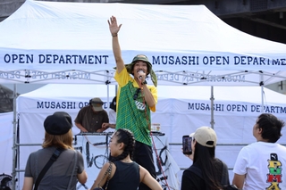 マイクを握って会場を盛り上げるアーティスト＝加古川河川敷