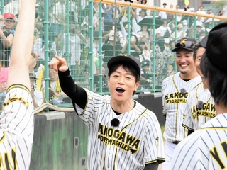収録に臨む陣内智則さん＝日岡山公園野球場