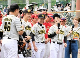 阪神タイガースＯＢの鳥谷敬さん（前列右から４人目）らも収録に参加した＝日岡山公園野球場