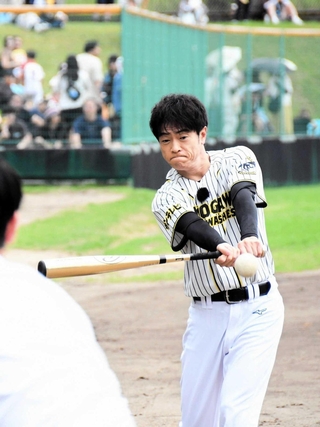 バッティング練習する陣内智則さん＝日岡山公園野球場