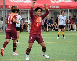 後半、追加点を挙げ、ファンにガッツポーズで応える関知哉選手（中央）＝日岡山公園グラウンド