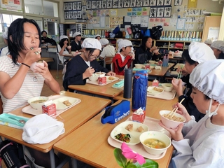 郷土の味、たこめしを味わう子どもたち＝播磨町古宮５、播磨南小