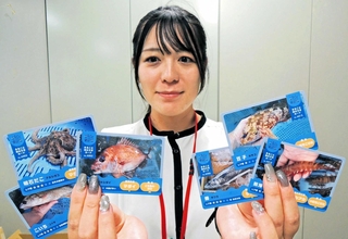 東播磨の特産品などを掲載した観光ＰＲカードをアピールする県民局の担当者＝県加古川総合庁舎