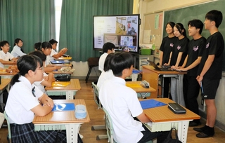 母校の加古川中で高校生活について語る加古川西高校の生徒＝加古川市加古川町備後