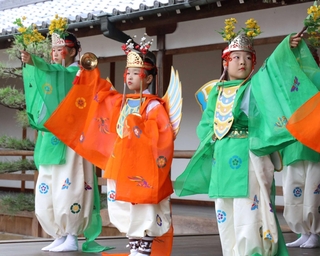 胡蝶の舞を披露する小学生＝２０２５年、志方八幡宮