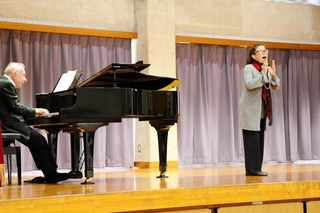 別府西小創立２５周年事業で歌声を披露するオペラ歌手の多田佳世子さん（右）＝加古川市別府町新野辺