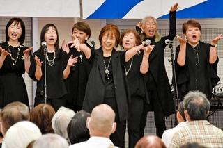別府公民館の２０周年を盛大に祝ったゴスペル風合唱団「インチウォーム」＝加古川市別府町宮田町