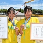 ２人制ビーチバレーの全国大会で準優勝を果たした「龍姫ＶＢＣ」の宮部紗奈さん（右）と岡本姫花さん＝高砂海浜公園
