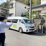 試験運行が始まった牛谷ルートを走る「じょうとんバスミニ」の車両＝高砂市北浜町牛谷（同市提供）