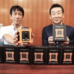 送風機を贈った宮本組の川本真司さん（右）と藤川弘起校長＝東播工業高校