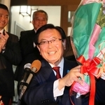 ２０２３年の県議選で８選を決め、笑顔を見せる山本敏信氏＝高砂市美保里