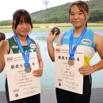 １位の植原渚さん（右）と２位の永井愛花さん＝ＳＨＯＷＡグループ陸上競技場