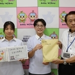 陵南中生徒会が集めた義援金を加古川市社会福祉協議会に手渡した＝同市社会福祉協議会