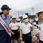 児童と歓談する高砂署一日署長の小林祐梨子さん＝高砂市阿弥陀町阿弥陀